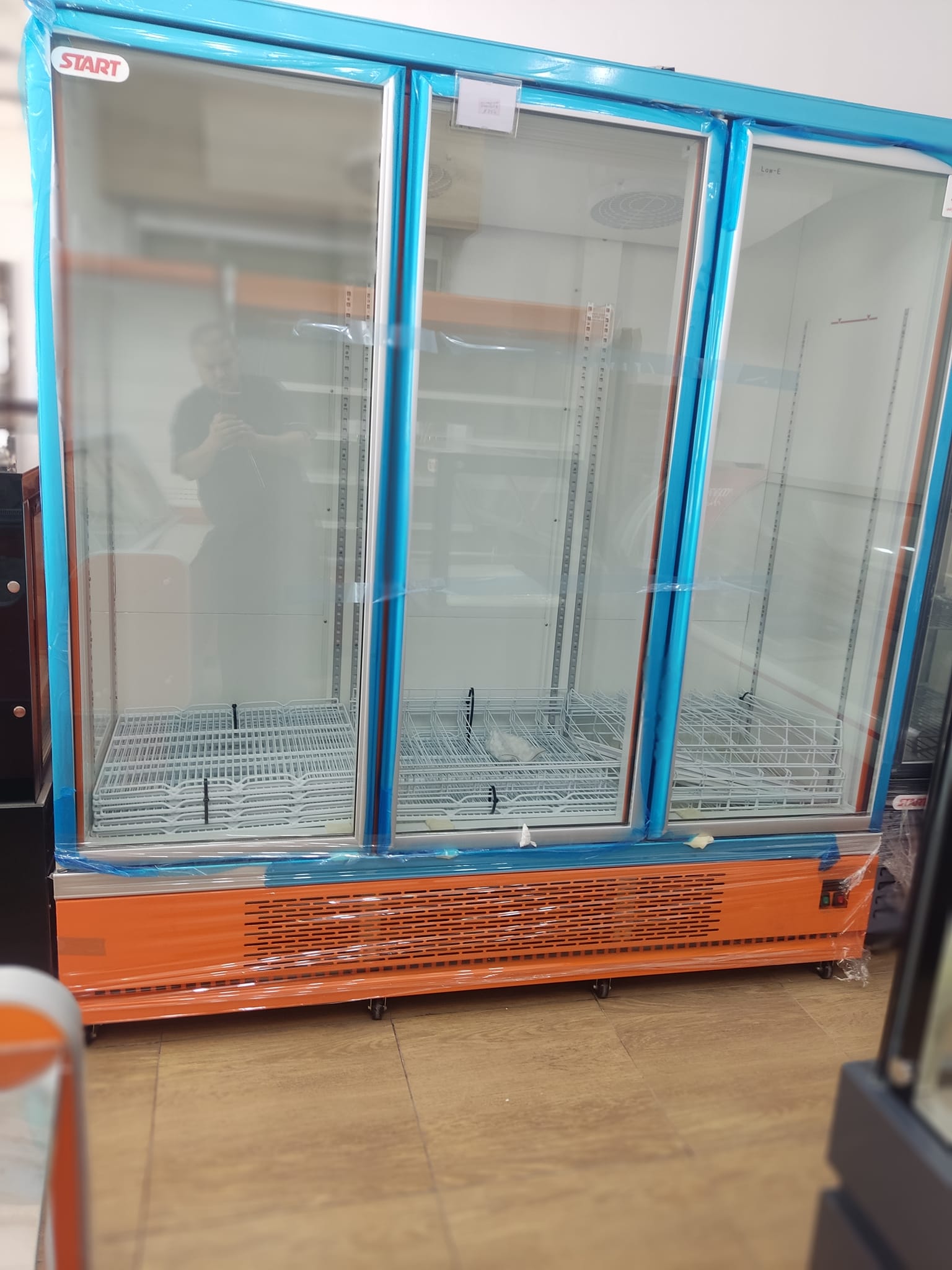 ثلاجة عرض عمودية